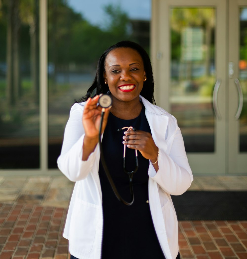 Médica da Clínica Vitallis sorrindo, segurando um estetoscópio