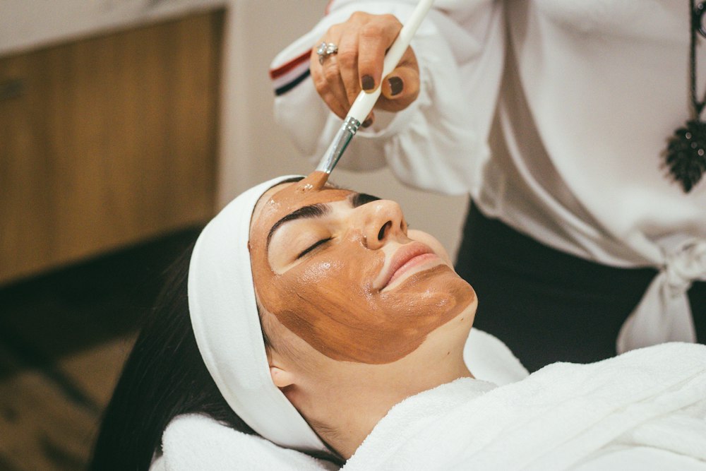 Aplicação de máscara de peeling no rosto